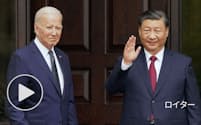 バイデン米大統領（左）と並び、手を振る中国の習近平国家主席（15日、米カリフォルニア州ウッドサイド）＝ロイター
