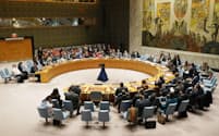 15日、パレスチナ自治区ガザ情勢に関する決議を採択した国連安全保障理事会の会合＝米ニューヨーク（共同）