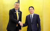 日タイ首脳会談でセター首相（左）と握手する岸田首相（15日、米サンフランシスコ）=代表撮影・共同