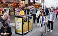 大阪・道頓堀に設置されたスマートゴミ箱（16日、大阪市中央区）