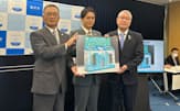 山中市長(㊥)は都市部でのペットボトルリサイクルの重要性を強調する(16日、横浜市)