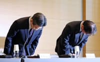 不正検査について記者会見し頭を下げる沢井製薬の木村元彦社長（左）と沢井光郎会長（10月23日、大阪市）
