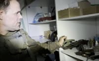 ガザのシファ病院で武器が見つかったとするイスラエル軍の動画から（15日）＝イスラエル軍提供、ロイター