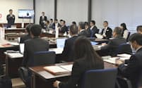 2025年大阪・関西万博での「ライドシェア」実現に向けて大阪府・市が開いた有識者会議の初会合（16日午後、大阪市）＝共同