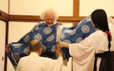 金刀比羅宮の高付加価値ツアーでは、神職の衣装の着付け体験ができる（香川県琴平町）
