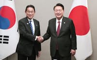 会談を前に韓国の尹錫悦大統領（右）と握手する岸田首相（16日、米サンフランシスコ）＝共同