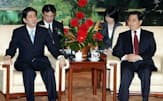 戦略的互恵関係の概念を打ち出した2006年10月の日中首脳会談。安倍晋三首相㊧と胡錦濤国家主席㊨（2006年10月8日、北京の人民大会堂）