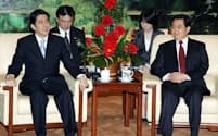 戦略的互恵関係の概念を打ち出した2006年10月の日中首脳会談。安倍晋三首相㊧と胡錦濤国家主席㊨（2006年10月8日、北京の人民大会堂）
