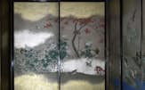京都御所で公開される襖絵「四季花鳥図」。紅葉の下に秋の花々が咲いている=共同