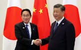 握手する岸田首相（左）と中国の習近平国家主席（16日、米サンフランシスコ）=代表撮影・共同