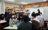 信州大学で開かれた講座に、教育学部の学生たちが参加した（17日、長野市）