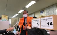 署名簿を提出する「内藤市長リコール住民投票の会」の代表（22年3月4日、徳島市役所）