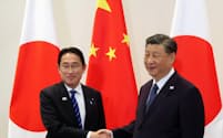 握手する岸田首相（左）と中国の習近平国家主席（16日、米サンフランシスコ）＝代表撮影・共同