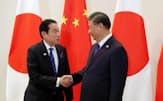 握手する岸田首相（左）と中国の習近平国家主席=16日、米サンフランシスコ（代表撮影・共同）