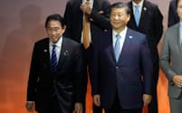 APEC首脳会議に臨む岸田文雄首相と中国の習近平国家主席（16日、サンフランシスコ）＝AP