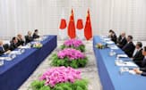 会談に臨む岸田首相（左手前から2人目）と中国の習近平国家主席（右手前から3人目）ら（16日、米サンフランシスコ）=代表撮影・共同