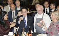 日本産水産物のPRイベントで、出席者と日本酒で乾杯する岸田首相（中央左）。同右はシェフのカイル・コノートンさん（16日、米サンフランシスコ）=共同