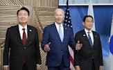 記念写真に納まる（左から）韓国の尹錫悦大統領、バイデン米大統領、岸田首相（16日、米サンフランシスコ）=共同
