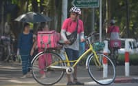 バイク乗り入れ禁止のヤンゴン中心部では自転車が料理宅配の主役だ（15日、ヤンゴン）