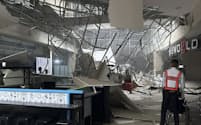 17日、天井の一部が崩落したジェネラルサントスの商業施設＝AP