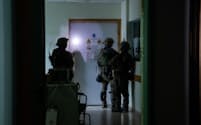15日、ガザのシファ病院の敷地内とされる場所を調べるイスラエル軍兵士＝イスラエル軍提供・ロイター