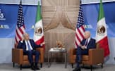 会談するメキシコのロペスオブラドール大統領㊧とバイデン米大統領（17日、米サンフランシスコ）=AP