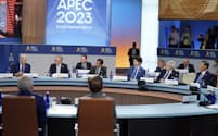 APEC首脳会議の最後の会議で話すバイデン米大統領㊧、一番右は中国の習近平（シー・ジンピン）国家主席＝AP