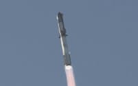 18日、米南部テキサス州ブラウンズビルで打ち上げられる大型ロケット＝ロイター