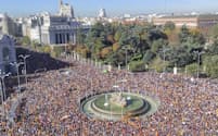 18日、マドリードの広場で行われた恩赦に反対するデモの様子=AP