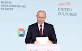 17日、サンクトペテルブルク国際文化フォーラムで演説するロシアのプーチン大統領=タス共同