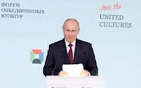 17日、サンクトペテルブルク国際文化フォーラムで演説するロシアのプーチン大統領＝タス共同