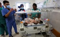 ガザ最大のシファ病院から南部ラファにある病院への新生児の移送が進んだ（19日）＝ロイター