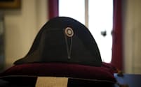 オークションにかけられたナポレオンの帽子（17日）＝AP