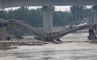 中国政府は災害復興のため2023年に新規発行する国債を1兆元上積みする（8月、豪雨災害で損傷した北京の橋）＝ロイター