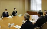 島根県の丸山知事（左奥）は中国電力の中川社長に電気料金の引き下げを要望した（20日、広島市）