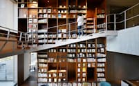 「箱根本箱」のラウンジは本棚に囲まれ、宿泊者を本の世界にいざなう（神奈川県箱根町）