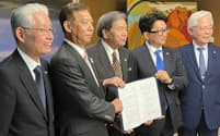 半導体排水処理施設の新設で基本協定を結んだ熊本県の蒲島知事㊥ら（20日、熊本市）