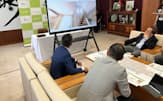 あわら市役所で空き家メタバンクの3D画像イメージを確認する森之嗣市長（右、9月）