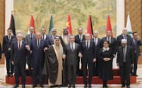 アラブ・イスラム諸国の外相らによる代表団と記念写真に納まる中国の王毅外相(前列中央)。同左端はパレスチナ自治政府のマルキ外相、同左から3人目はサウジアラビアのファイサル外相(20日、北京の釣魚台迎賓館)=共同