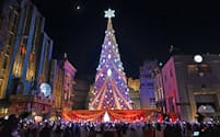 点灯したUSJのクリスマスツリー(20日、大阪市此花区)