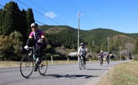 信号や車の少ない自然豊かな田舎道を求めて、多くのサイクリストが栃木に集まっている（19日、佐野市）