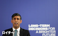英首相、支持率てこ入れに苦肉の減税 前政権は失態も