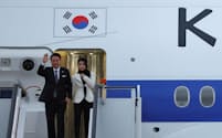 英国に到着した韓国の尹錫悦大統領㊧（20日、ロンドン郊外のスタンステッド空港）=ロイター