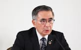 オンライン会見で決算を発表するスズキの鈴木俊宏社長（7日）