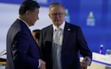 APECの会場で中国の習近平国家主席（左）と会話するアルバニージー豪首相（17日、サンフランシスコ）=ロイター