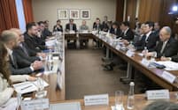 ウクライナ・キーウで経済省高官らと会談する日本企業の代表者ら（右列）＝20日（共同）