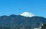時折入る寒気の影響で雪をいただいた富士山（19日、神奈川県側から）