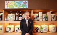 日本名門酒会は現在では200超の日本酒や焼酎の蔵元らと取引がある（中央は飯田永介社長）