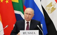 21日、オンラインで開かれたBRICS首脳会議に参加したロシアのプーチン大統領＝ロイター