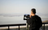 韓国北部の坡州から北朝鮮を眺める観光客（21日）＝AP